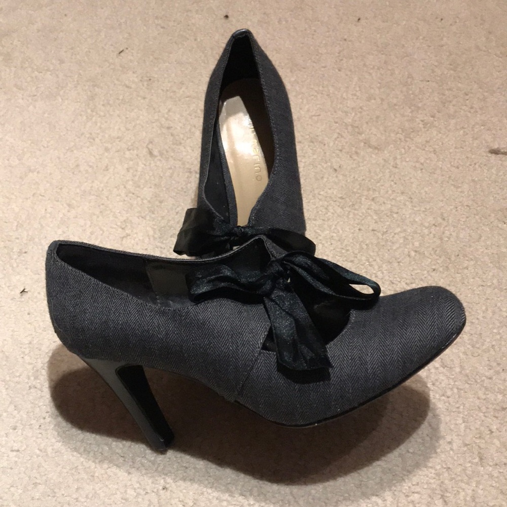 Grey pumps